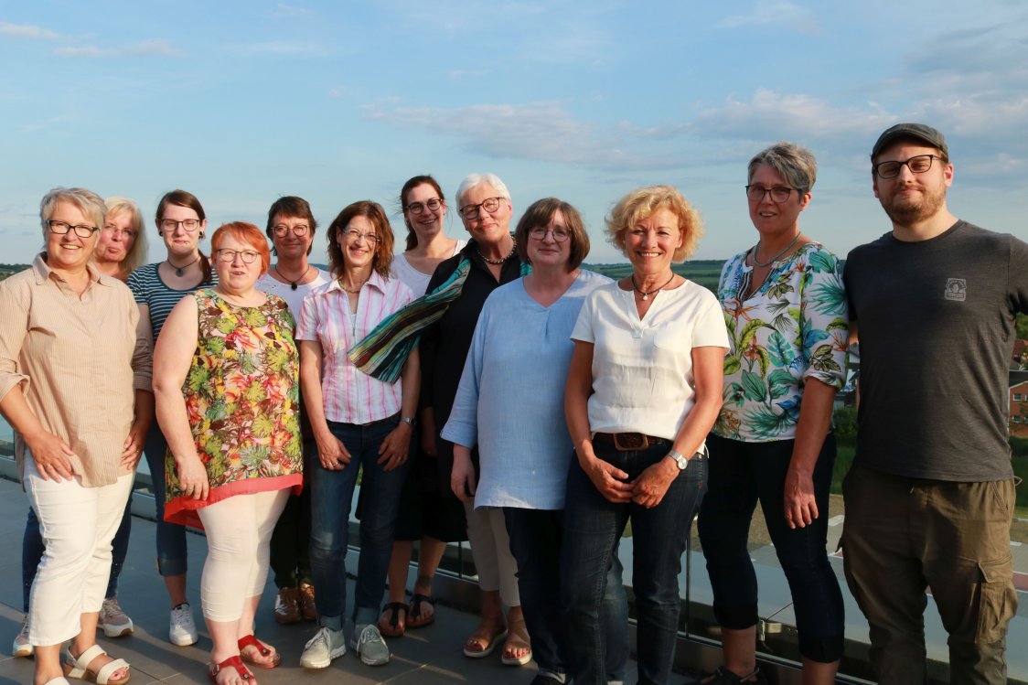 Ein Gruppenfoto mit 12 Mitarbeiter des ambulanten Hospizdienstes. | © KHWE