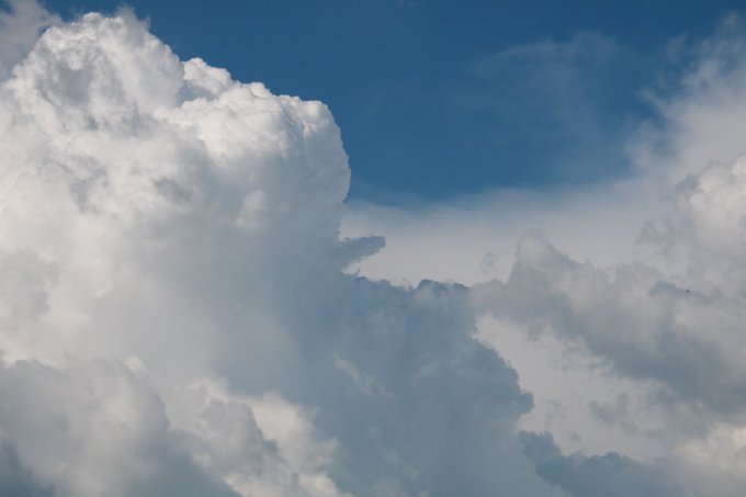 Ein blauer Himmel mit dichten Wolken.