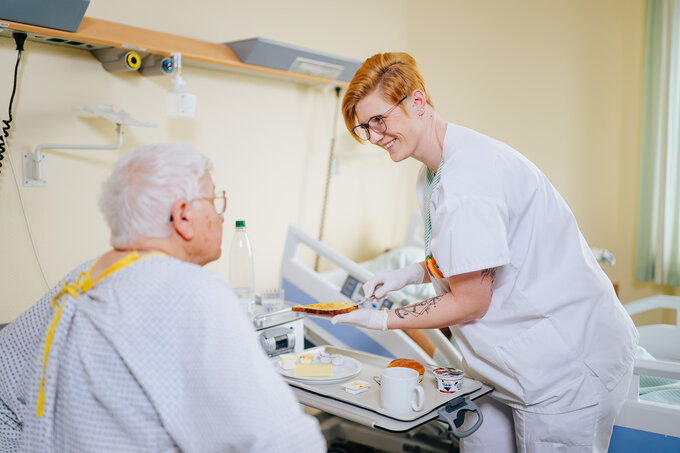 Pflegepersonal unterstützt beim Frühstück | © KHWE/Besim Mazhiqi